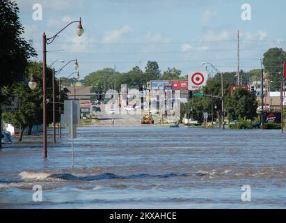 Inondazioni - Ames, Iowa, 11 agosto 2010 Squaw Creek trabocca le sue banche e inonda le attività della zona. Centinaia di residenti sono stati evacuati dalle loro case e sono stati costretti a bollire la loro acqua potabile. Jace Anderson/FEMA. Iowa tempeste gravi, inondazioni e tornado. Fotografie relative a disastri e programmi, attività e funzionari di gestione delle emergenze Foto Stock