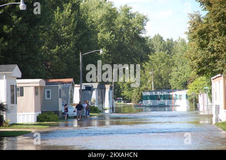 Inondazioni - Ames, Iowa, 11 agosto 2010 Meadow Lanes Estates Mobile Home Park i residenti discutono del loro prossimo movimento dopo che le acque di Squaw Creek hanno inondato la loro zona. Centinaia di residenti sono stati evacuati dopo tre notti di forte pioggia nella zona. Jace Anderson/FEMA. Iowa tempeste gravi, inondazioni e tornado. Fotografie relative a disastri e programmi, attività e funzionari di gestione delle emergenze Foto Stock
