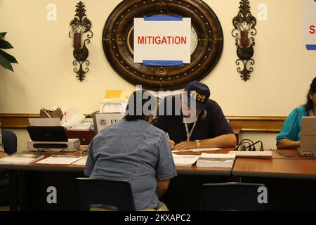 Inondazioni uragano/tempesta tropicale - Rio Grande City, Texas, 25 agosto 2010 Uno specialista di mitigazione FEMA lavora con un candidato in un Centro di recupero di emergenza (DRC) a Rio Grande City, Texas. FEMA sta lavorando con agenzie locali, statali e federali per assistere i residenti colpiti dall'uragano Alex e dalla depressione tropicale #2 nel giugno 2010. Uragano del Texas Alex. Fotografie relative a disastri e programmi, attività e funzionari di gestione delle emergenze Foto Stock