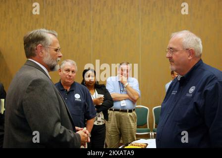 Uragano/tempesta tropicale - Biloxi, Miss. , 27 agosto 2010 l'amministratore della FEMA W. Craig Fugate incontra il presidente del consiglio della contea di Jackson Mike Mangum alla signora Coastal Colliseum. Fotografie relative a disastri e programmi, attività e funzionari di gestione delle emergenze Foto Stock