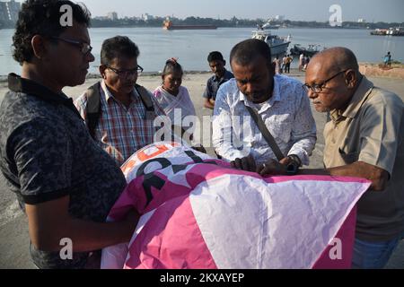 30 novembre 2022, Kolkata, India: Un gruppo volontario organizza una campagna di prevenzione contro l'AIDS, tenendo la banda rossa sulla riva del fiume Ganges in vista della Giornata Mondiale contro l'AIDS, il 30 novembre 2022, a Kolkata City, India. (Foto di Biswarup Gangully/Eyepix Group). Foto Stock