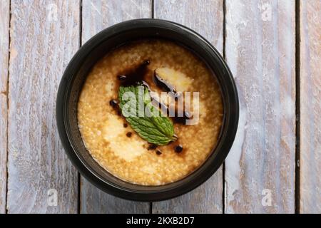 Porridge vegano in eco box per colazione, vista dall'alto Foto Stock