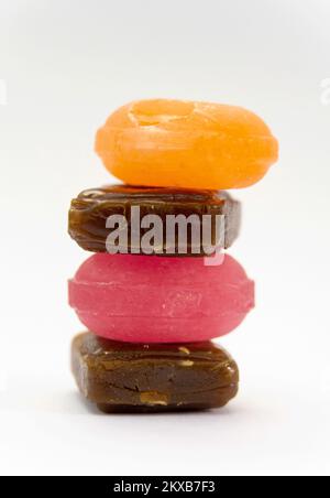 Mucchio di caramelle di frutta dura isolato su bianco. Foto Stock