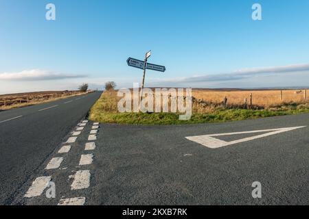 Indicazioni Ilkley, Askwith, Otley e Low Snowdon da Askwith Moor Road, West Yorkshire, Inghilterra, Regno Unito Foto Stock