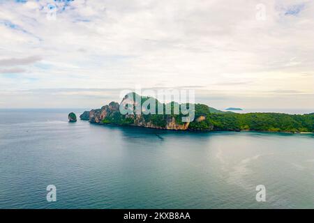 Ko Phi Phi costa isola, Thailandia. Vista drone. Foto Stock