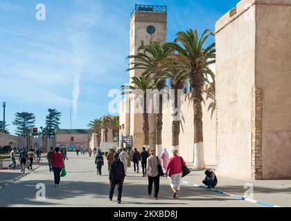L'Horloge d'Essaouira clock tower e gli edifici nella medina di Essaouira, Marrakesh-Safi, Marocco Foto Stock