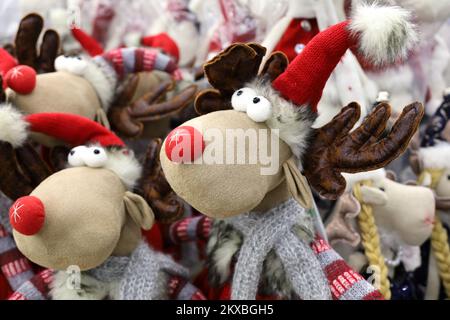 Giocattoli di Natale in un negozio. Cervi imbottiti, regali di Capodanno per le vacanze invernali Foto Stock