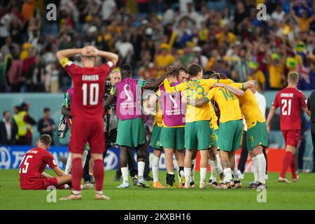 Al Wakrah, Qatar. 30th Nov 2022. Il Team Australia festeggia dopo la partita di Gruppo D tra Australia e Danimarca alla Coppa del mondo FIFA 2022 allo Stadio al Janoub di al Wakrah, Qatar, il 30 novembre 2022. Credit: Zheng Huansong/Xinhua/Alamy Live News Foto Stock
