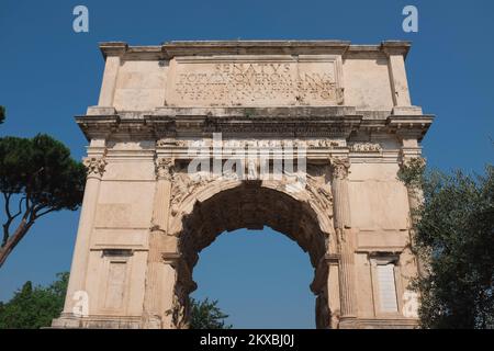 Roma, Italia - rovine dell'Arco di Tito lungo la Via Sacra nel Foro Romano. Antica struttura che celebra la caduta di Gerusalemme. Simbolo della diaspora ebraica. Foto Stock