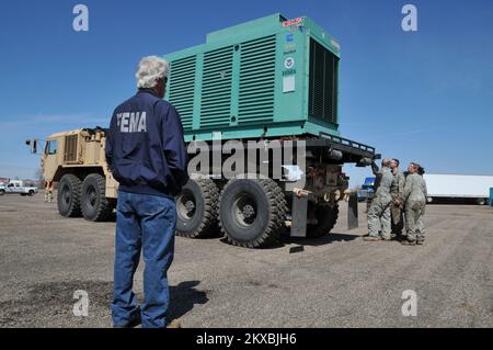 Inondazioni - Arden Hills ISB, Minn. , 7 aprile 2011 Minnesota National Guardsmen carica un grande generatore di emergenza per la spedizione su un trasportatore speciale per le acque allagate. Il generatore è stato inviato ad Oslo, MN per fornire energia di emergenza ad un impianto di trattamento delle acque reflue nella città circondata da acque alluvionali vicino al fiume Red, al confine tra il Minnesota e il North Dakota. Fotografie relative a disastri e programmi, attività e funzionari di gestione delle emergenze Foto Stock