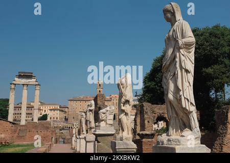 Roma, Italia - statue delle Vergini Vestali nella Casa delle Vestali. Antiche rovine del Foro Romano. Famoso punto di riferimento storico. Ai piedi della collina Palatina. Foto Stock