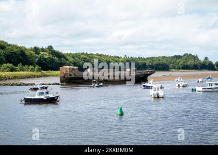 BALLINA, IRLANDA - 15 2022 LUGLIO - nave in cemento situata sul fiume Moy. Foto Stock