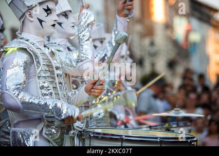 26.06.2019., Rijeka - a Rijeka Korzo con l'esibizione dei batteristi Spark, l'organizzazione britannica World Beaters ha aperto il Tobogan Festival. Foto: Nel Pavletic/PIXSELL Foto Stock