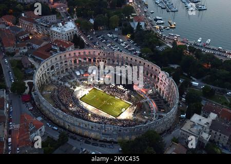 08.07.2019., Croazia, Pula - per la prima volta nella storia, l'anfiteatro romano divenne un campo di calcio dove le forze misurarono le leggende della squadra di calcio croata e della Bayer Muenchen. Foto: Dusko Marusic/PIXSELL Foto Stock