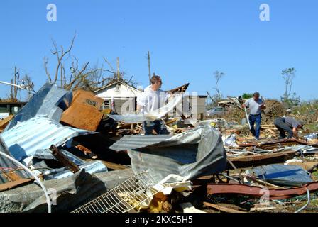 Tornado - Concord, Ala. , Il 4 maggio 2011 ad oggi, approssimativamente 1. 5 milioni di iarde cubiche di detriti sono state rimosse dalle aree colpite. Operazione Clean sweep ha iniziato a includere 34 città e 25 contee. Adam DuBrowa/FEMA. Alabama forti tempeste, tornado, venti in linea retta, e alluvioni. Fotografie relative a disastri e programmi, attività e funzionari di gestione delle emergenze Foto Stock