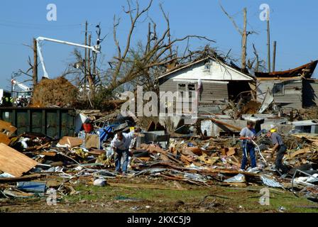 Tornado - Concord, Ala. , 4 maggio 2011 nonostante la rimozione di migliaia di cantieri cubici di detriti, milioni di cantieri cubici rimangono in proprietà privata, che dovrà essere spostata a destra. I soccorritori iniziano il duro lavoro di recupero e adottano misure per rimuovere i detriti dalle loro proprietà. Adam DuBrowa/FEMA. Alabama forti tempeste, tornado, venti in linea retta, e alluvioni. Fotografie relative a disastri e programmi, attività e funzionari di gestione delle emergenze Foto Stock