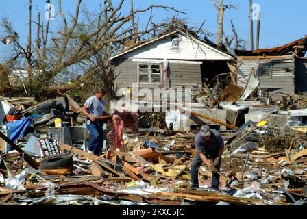 Tornado - Concord, Ala. , Il 4 maggio 2011 nonostante la rimozione di migliaia di iarde cubiche di detriti, milioni di iarde cubiche di detriti rimangono su proprietà privata che dovranno essere spostati a destra di senso. I soccorritori iniziano il duro lavoro di recupero e adottano misure per rimuovere i detriti dalle loro proprietà. Adam DuBrowa/FEMA. Alabama forti tempeste, tornado, venti in linea retta, e alluvioni. Fotografie relative a disastri e programmi, attività e funzionari di gestione delle emergenze Foto Stock