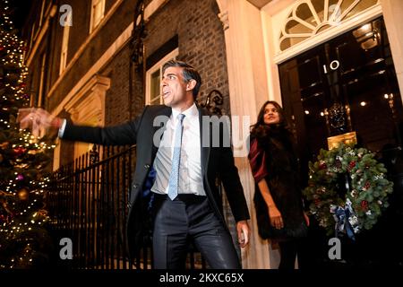 Il primo ministro Rishi Sunak e la moglie Akshata Musty tornano al numero 10 dopo aver visitato un mercato di cibo e bevande mentre il signor Sunak ospita una vetrina festosa a Downing Street, Londra, sotto forma di mercato di strada per sostenere le imprese di tutto il Regno Unito prima del sabato delle piccole imprese. Data immagine: Mercoledì 30 novembre 2022. Foto Stock