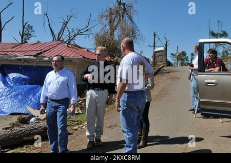 Tornado - Concord, Ala. , 4 maggio 2011 il funzionario per gli affari esterni della FEMA Bob Jensen e il funzionario di coordinamento federale (FCO) Michael Byrne incontrano i cittadini colpiti dal tornado del 27th aprile e discutono come registrarsi alla FEMA. Foto FEMA / Tim Burkitt. Alabama forti tempeste, tornado, venti in linea retta, e alluvioni. Fotografie relative a disastri e programmi, attività e funzionari di gestione delle emergenze Foto Stock