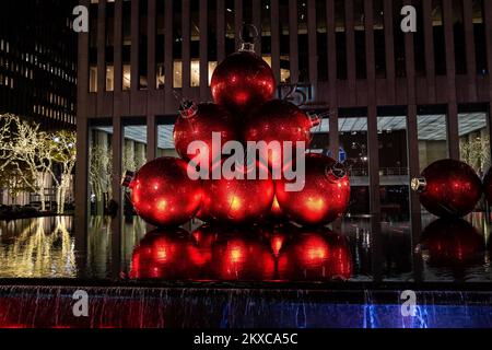 New York, Stati Uniti. 29th Nov 2022. Gli ornamenti giganti di festa illuminano la stagione di festa a New York il martedì 29 novembre 2022. Foto di Gabriele Holtermann/UPI Credit: UPI/Alamy Live News Foto Stock