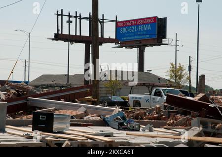 Tornado - Tuscaloosa, Ala. , 6 maggio 2011 alta sopra il danno catastrofico provocato da un tornado del F5, un tabellone elettronico operativo lampeggia importanti informazioni di assistenza a Tuscaloosa, sopravvissuti dell'Alabama. . Alabama forti tempeste, tornado, venti in linea retta, e alluvioni. Fotografie relative a disastri e programmi, attività e funzionari di gestione delle emergenze Foto Stock