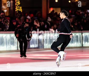 New York, Stati Uniti. 29th Nov 2022. 2018 STATI UNITI Il Medalista Olimpico d'Argento Mirai Nagasu si esibisce in occasione della cerimonia dell'illuminazione degli alberi a Bryant Park a New York City martedì 29 novembre 2022. Foto di Gabriele Holtermann/UPI Credit: UPI/Alamy Live News Foto Stock