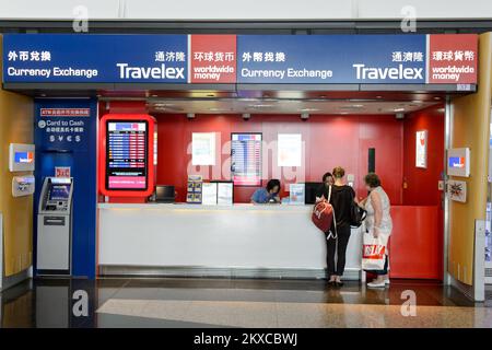 HONG KONG - 04 GIUGNO 2015: Travelex all'aeroporto di Hong Kong. Travelex Group è una società di cambio fondata da Lloyd Dorfman e con sede a L. Foto Stock
