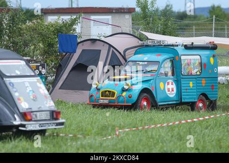 29.07.2019., Samobor, Croazia - la città croata di Samobor, appena ad ovest di Zagabria, ospiterà domani il 23rd° incontro degli amanti della Citroen 2CV. Circa 3.000 di questi veicoli d'epoca e circa 8.000 persone provenienti da tutta Europa e da altri continenti sono previste per partecipare all'incontro dal 30 luglio al 4 agosto. L'incontro è organizzato dal Club croato Citroen 2CV, con sede a Samobor Foto: Luka Stanzl/PIXSELL Foto Stock