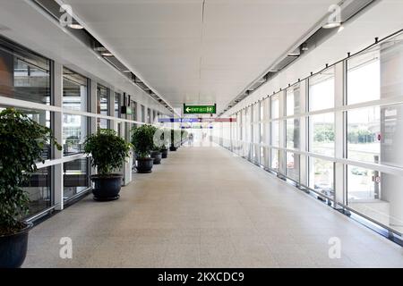 HONG KONG - 04 GIUGNO 2015: Arrivo al Regal Airport Hotel. Regal Airport Hotel collegato direttamente all'Aeroporto Internazionale di Hong Kong Foto Stock