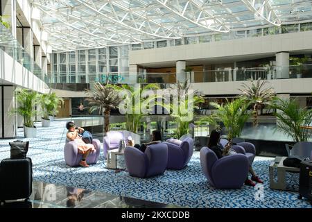 HONG KONG - Giugno 04, 2015: Regal Airport Hotel interior. Regal Airport Hotel direttamente legato all'Aeroporto Internazionale di Hong Kong Foto Stock