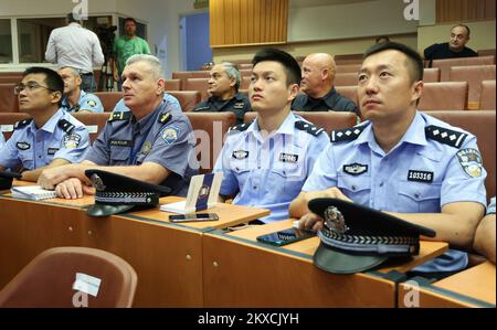 14.08.2019., Zagabria, Croazia - Una conferenza stampa si è tenuta presso l'Anfiteatro della direzione della polizia per segnare la conclusione della partecipazione degli agenti di polizia cinesi al progetto Safe Tourist Season 2019. Alla conferenza erano presenti il Vice Capo di polizia Josip Celic, Segretario di Stato del Ministero del Turismo Tonci Glavina, Capo del Servizio di prevenzione dell'Amministrazione di polizia di Zagabria Velimir Tisma e il Capo degli ufficiali di polizia cinesi della polizia speciale Xue Qiang. Foto: Marko Prpic/PIXSELL Foto Stock