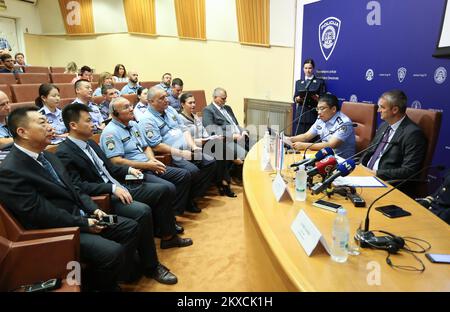 14.08.2019., Zagabria, Croazia - Una conferenza stampa si è tenuta presso l'Anfiteatro della direzione della polizia per segnare la conclusione della partecipazione degli agenti di polizia cinesi al progetto Safe Tourist Season 2019. Alla conferenza erano presenti il Vice Capo di polizia Josip Celic, Segretario di Stato del Ministero del Turismo Tonci Glavina, Capo del Servizio di prevenzione dell'Amministrazione di polizia di Zagabria Velimir Tisma e il Capo degli ufficiali di polizia cinesi della polizia speciale Xue Qiang. Foto: Marko Prpic/PIXSELL Foto Stock