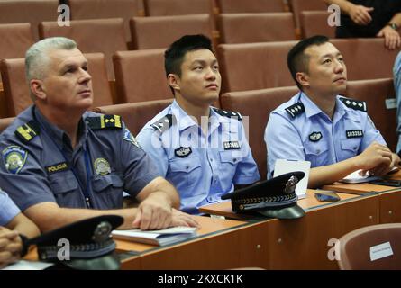 14.08.2019., Zagabria, Croazia - Una conferenza stampa si è tenuta presso l'Anfiteatro della direzione della polizia per segnare la conclusione della partecipazione degli agenti di polizia cinesi al progetto Safe Tourist Season 2019. Alla conferenza erano presenti il Vice Capo di polizia Josip Celic, Segretario di Stato del Ministero del Turismo Tonci Glavina, Capo del Servizio di prevenzione dell'Amministrazione di polizia di Zagabria Velimir Tisma e il Capo degli ufficiali di polizia cinesi della polizia speciale Xue Qiang. Foto: Marko Prpic/PIXSELL Foto Stock