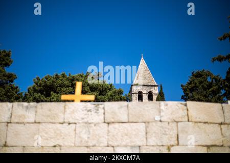 17.08.2019., Vis - Monastero Francescano e Chiesa di San Jerome sulla Penisola di Perrovo a Vis fu costruito all'inizio del 16th ° secolo sulle fondamenta di un teatro romano. Un campanile è stato costruito lungo il bordo del monastero e a sud è la chiesa di Sv. Jerome con caratteristiche rinascimentali. Foto: Filip Kos/PIXSELL Foto Stock