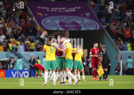 Al Wakrah, Qatar. 30th Nov 2022. I giocatori australiani festeggiano dopo la partita di gruppo D tra Australia e Danimarca alla Coppa del mondo FIFA 2022 allo stadio al Janoub di al Wakrah, Qatar, il 30 novembre 2022. Credit: Wang Dongzhen/Xinhua/Alamy Live News Foto Stock