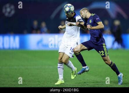 ZAGABRIA, CROAZIA - 18 SETTEMBRE: Marten de Roon di Atalanta BC e Marin Leovac di GNK Dinamo Zagreb durante la partita UEFA Champions League di gruppo C tra GNK Dinamo e Atalanta B.C. al Maksimir Stadium il 18 settembre 2019 a Zagabria, Croazia. Foto: Slavko Midzor/PIXSELL Foto Stock