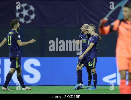 ZAGABRIA, CROAZIA - 18 SETTEMBRE: Bruno Petkovic, Marin Leovac e Mislav Orsic di GNK Dinamo Zagreb festeggiano il gol durante la partita di gruppo C della UEFA Champions League tra GNK Dinamo e Atalanta B.C. al Maksimir Stadium il 18 settembre 2019 a Zagabria, Croazia. Foto: Slavko Midzor/PIXSELL Foto Stock