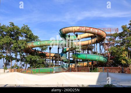 Scivolo d'acqua abbandonato a Constanta, Mamaia in Romania Foto Stock