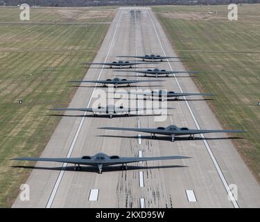 Knob Noster, Stati Uniti. 07 Novembre 2022. STATI UNITI Air Force B-2 Spirit Stealth Strategic Bombers, con la Bomba Wing 509th, esegue una passeggiata a dorso di elefante lungo la pista prima del decollo durante l'esercizio Spirit Vigilance alla base dell'aeronautica di Whiteman, il 7 novembre 2022 a Knob Noster, Missouri. Credit: A1c Bryson Britt/US Air Force/Alamy Live News Foto Stock