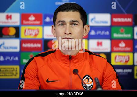 21.10.2019., Kharkiv, Ucraina - Taras Stepanenko del FC Shakhtar Donetsk parla ai media durante una conferenza stampa presso lo Stadio Metalista OSK il 21 ottobre 2019 a Kharkiv, Ucraina. Il FC Shakhtar Donetsk affronterà GNK Dinamo Zagreb durante la partita del gruppo C della UEFA Champions League il 22 ottobre 2019. Foto: Goran Stanzl/PIXSELL Foto Stock