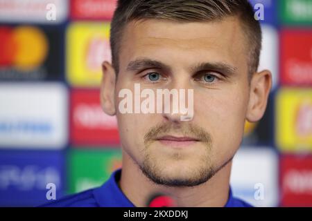 21.10.2019., Kharkiv, Ucraina - Emil Dilaver di GNK Dinamo parla ai media durante una conferenza stampa al Metalist Stadium OSK il 21 ottobre 2019 a Kharkiv, Ucraina. GNK Dinamo affronterà il FC Shakhtar Donetsk durante la partita del gruppo C della UEFA Champions League il 22 ottobre 2019. Foto: Goran Stanzl/PIXSELL Foto Stock