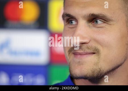 21.10.2019., Kharkiv, Ucraina - Emil Dilaver di GNK Dinamo parla ai media durante una conferenza stampa al Metalist Stadium OSK il 21 ottobre 2019 a Kharkiv, Ucraina. GNK Dinamo affronterà il FC Shakhtar Donetsk durante la partita del gruppo C della UEFA Champions League il 22 ottobre 2019. Foto: Goran Stanzl/PIXSELL Foto Stock