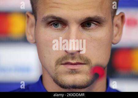 21.10.2019., Kharkiv, Ucraina - Emil Dilaver di GNK Dinamo parla ai media durante una conferenza stampa al Metalist Stadium OSK il 21 ottobre 2019 a Kharkiv, Ucraina. GNK Dinamo affronterà il FC Shakhtar Donetsk durante la partita del gruppo C della UEFA Champions League il 22 ottobre 2019. Foto: Goran Stanzl/PIXSELL Foto Stock