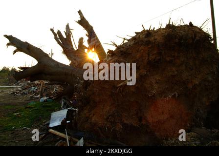 Tornado - Concord, Ala. , 30 maggio 2011 alberi e tonnellate di detriti sono lasciati indietro dopo che i potenti tornado sono passati attraverso la comunità. Nella categoria a dell'Assistenza pubblica, la rimozione dei detriti è finanziata dalla FEMA. .. Fotografie relative a disastri e programmi, attività e funzionari di gestione delle emergenze Foto Stock