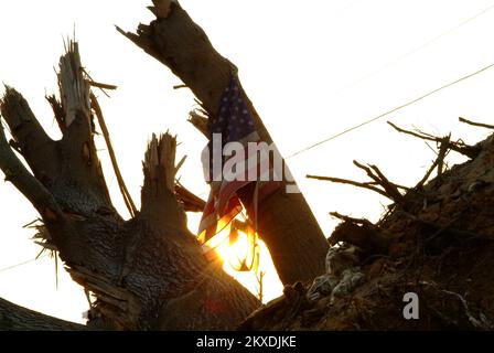 Tornado - Concord, Ala. , 30 maggio 2011 alberi e tonnellate di detriti sono lasciati indietro dopo che i potenti tornado sono passati attraverso la comunità. Nella categoria a dell'Assistenza pubblica, la rimozione dei detriti è finanziata dalla FEMA. . Alabama forti tempeste, tornado, venti in linea retta, e alluvioni. Fotografie relative a disastri e programmi, attività e funzionari di gestione delle emergenze Foto Stock