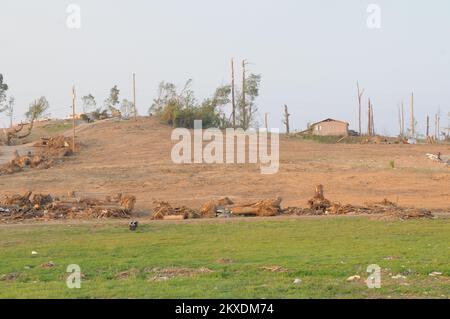 Tornado - Concord, Ala. , 30 maggio 2011 questa zona in Concord era completamente coperta di alberi caduti e detriti dalle case appena una settimana fa. La rimozione dei detriti e la bonifica dei terreni per la ricostruzione stanno procedendo qui un mese dopo il devastante tornado. Foto FEMA/Tim Burkitt. Alabama forti tempeste, tornado, venti in linea retta, e alluvioni. Fotografie relative a disastri e programmi, attività e funzionari di gestione delle emergenze Foto Stock