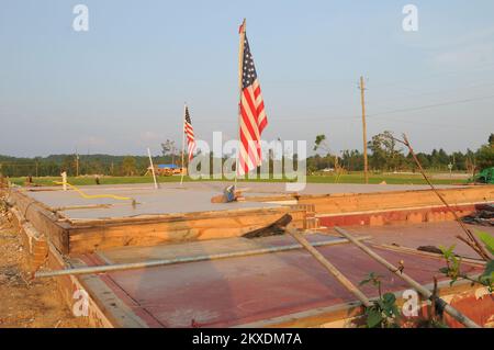 Tornado - Concord, Ala. , 30 maggio 2011 Un sopravvissuto del tornado del 27th aprile osserva il Memorial Day dove una volta si trovava la loro casa. I proprietari di abitazione stanno liberando i loro lotti dei detriti nella preparazione per la ricostruzione. Foto FEMA/Tim Burkitt. Alabama forti tempeste, tornado, venti in linea retta, e alluvioni. Fotografie relative a disastri e programmi, attività e funzionari di gestione delle emergenze Foto Stock