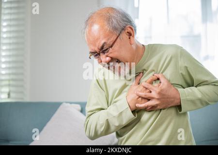 L'uomo più anziano asiatico ha malattia congenita che soffre da heartache da solo nel paese Foto Stock