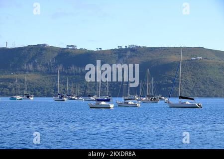 Barche sulla Laguna di Knysna che guardano verso Knysna Heads, Garden Route in Sud Africa Foto Stock