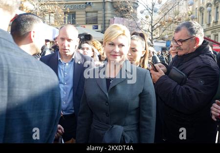 23.11.2019., Zagabria, Croazia - attuale Presidente croato Kolinda Grabar Kitarovic con il sostegno della sua paria raccogliendo firme per le nuove elezioni presidenziali. Foto Stock